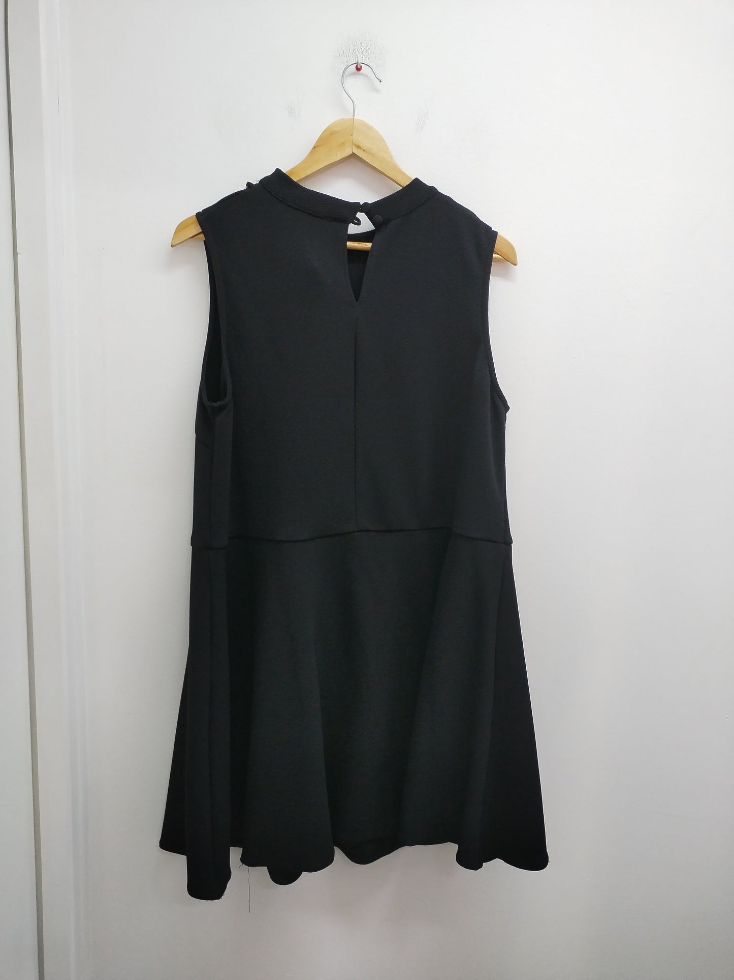 Robe sans manche Atmosphère noire avec collier Taille 48
