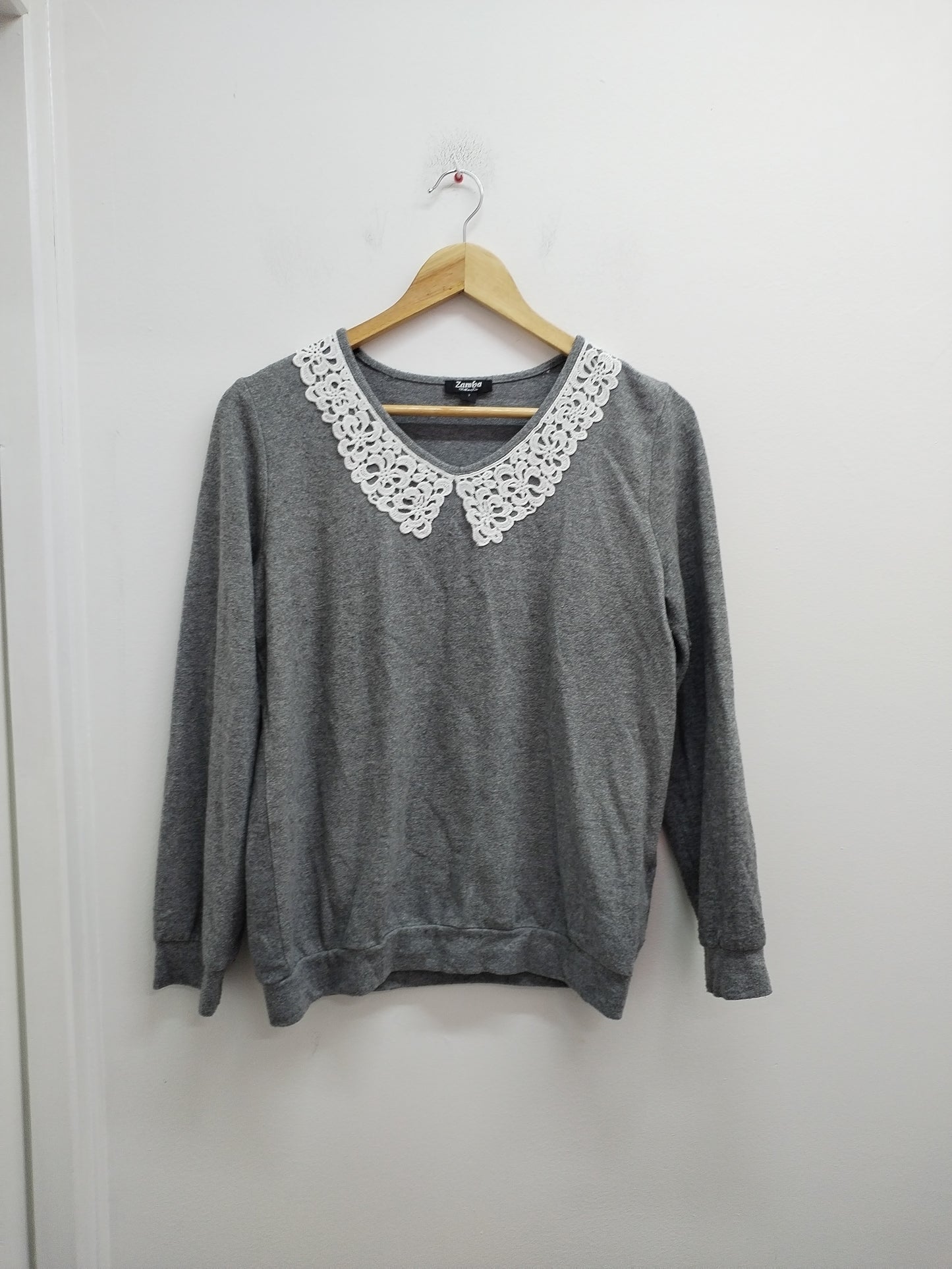 Pull Zamba gris avec col dentelle Taille M