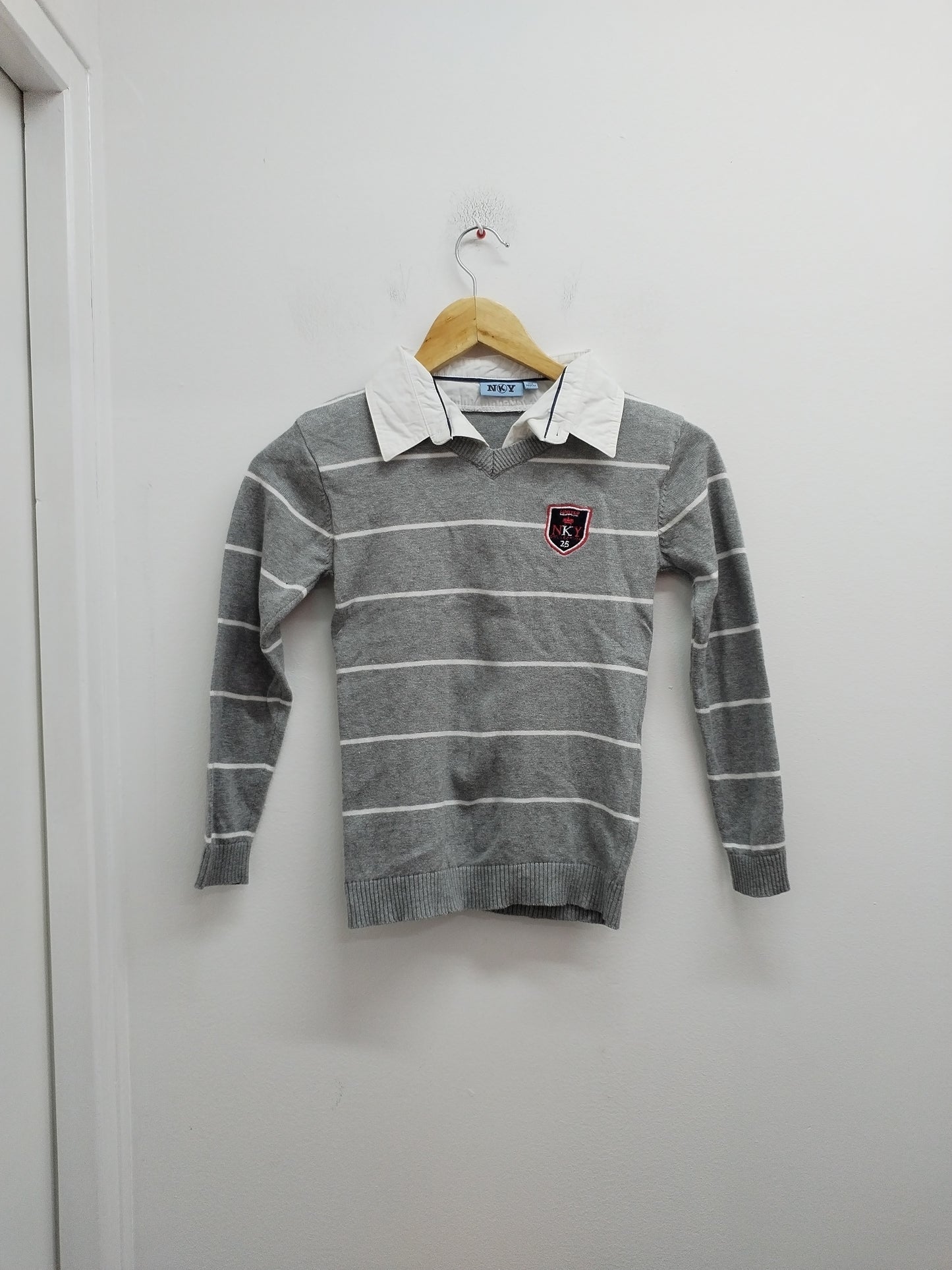 Pull avec col chemise NKY gris rayé blanc Taille 10 Ans