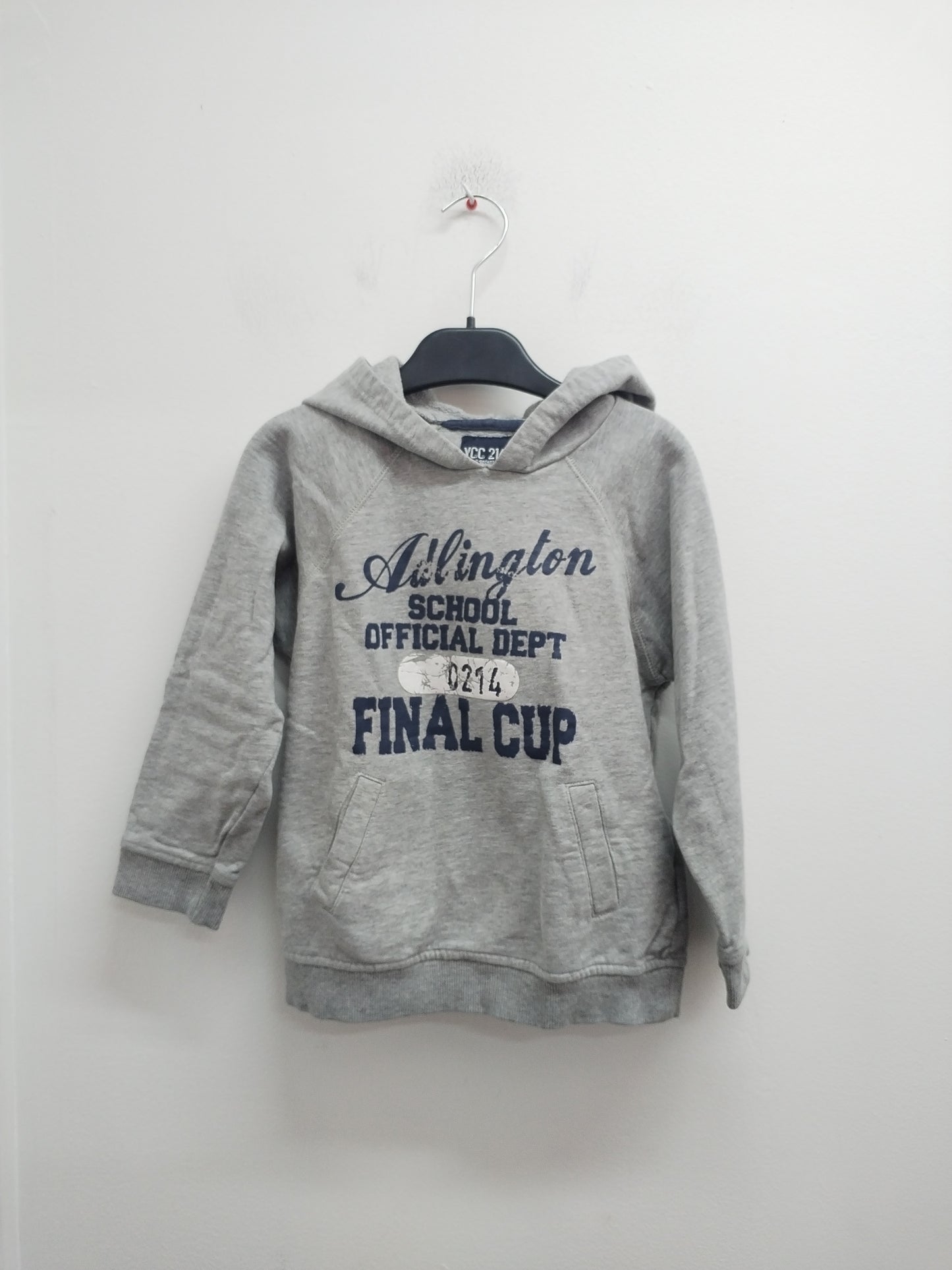 Sweat à capuche YCC 214 gris avec impression  Taille 6 Ans