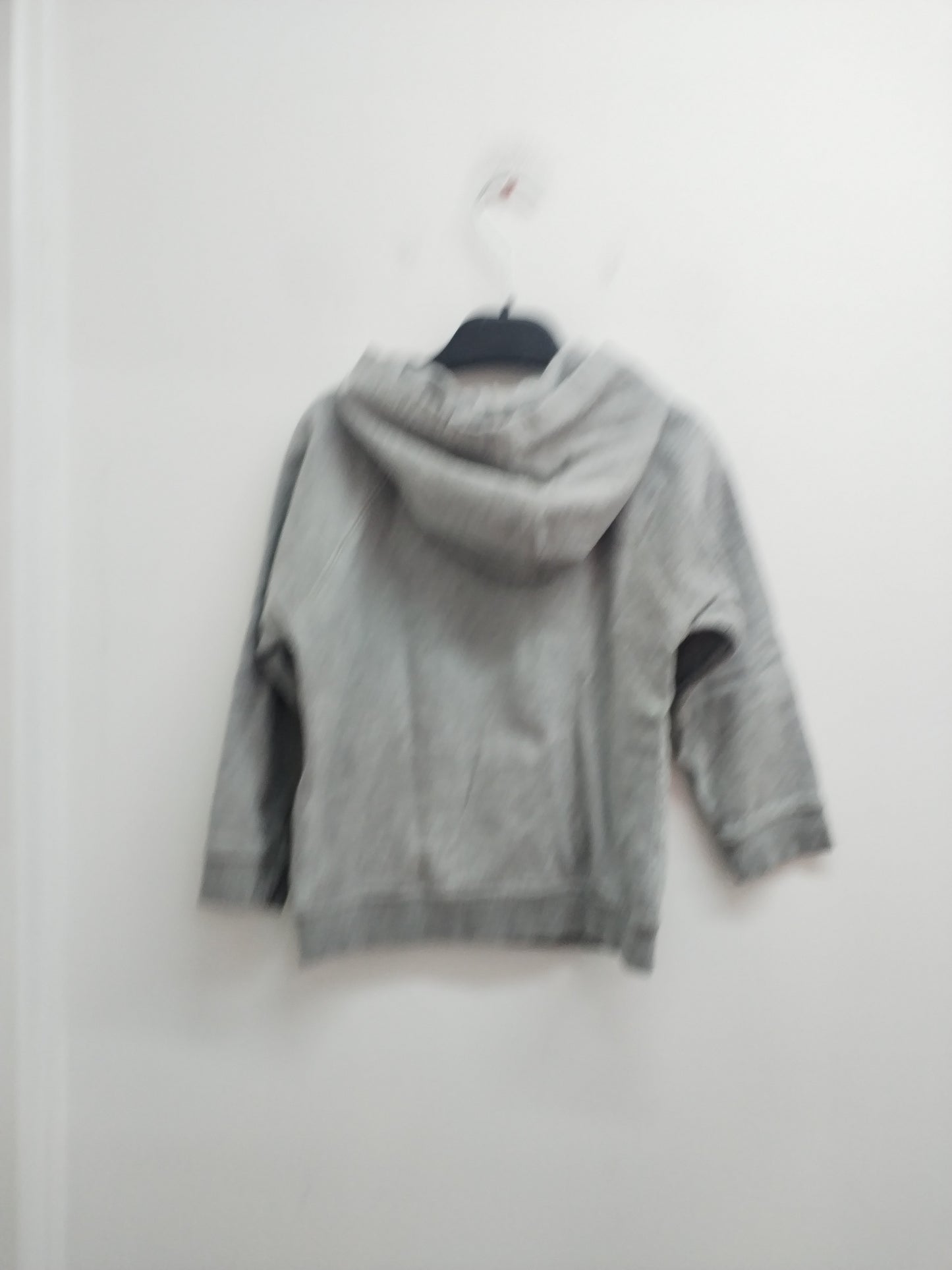 Sweat à capuche YCC 214 gris avec impression  Taille 6 Ans