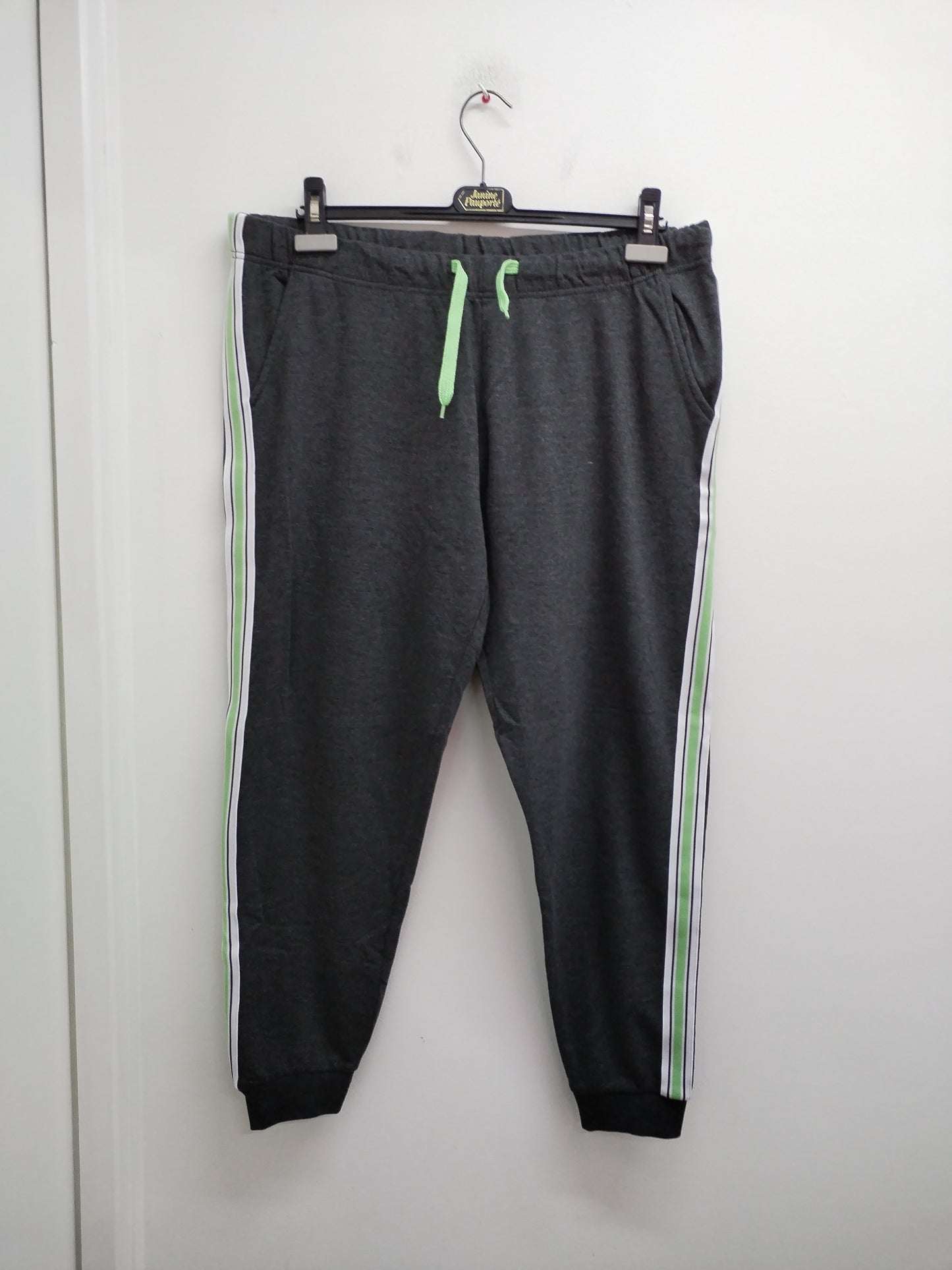 Jogging gris avec liseré vert Taille XL