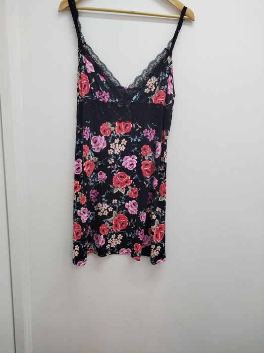 Nuisette à bretelles Secret Possessions noire fleurie Taille XL