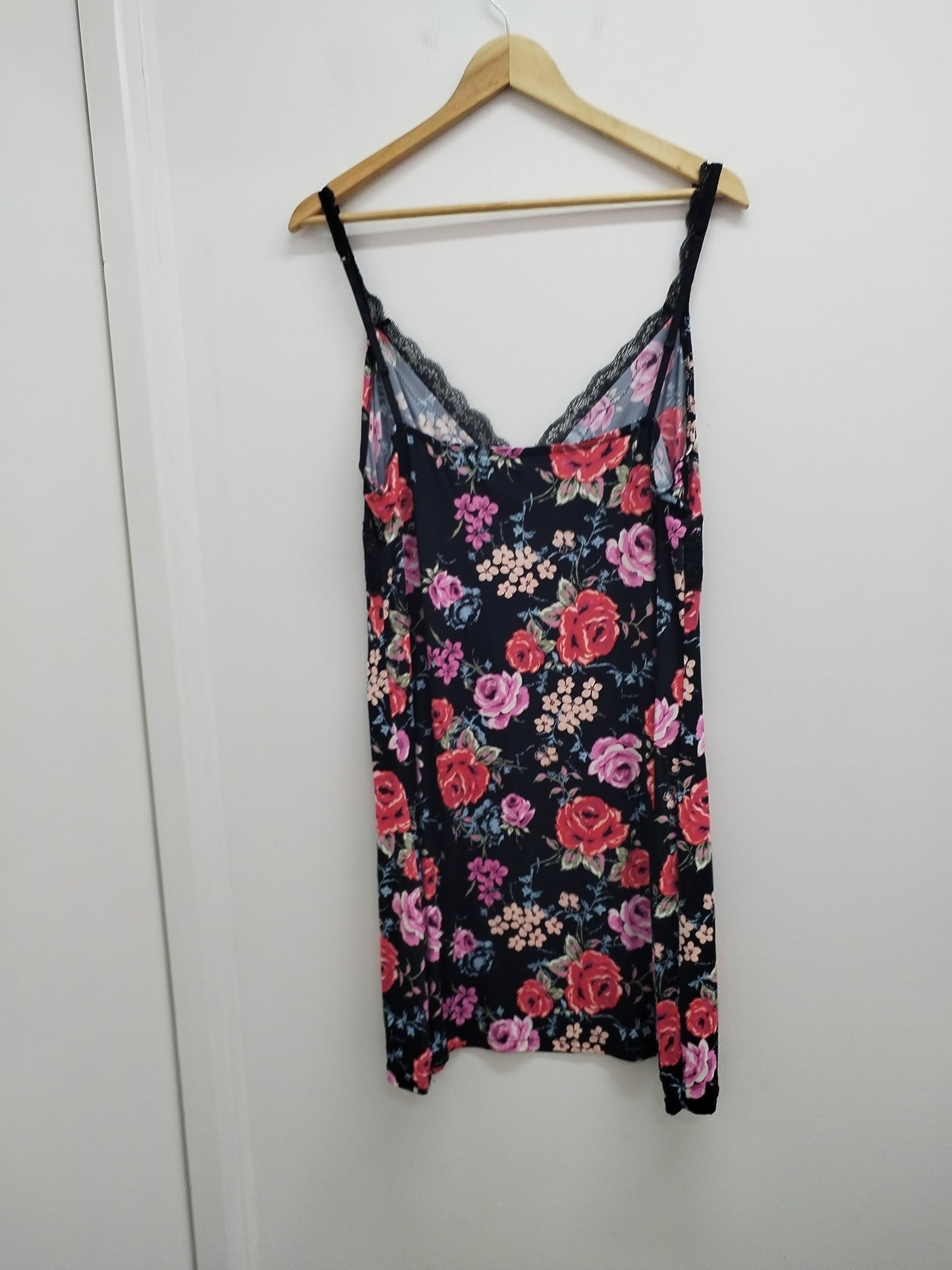 Nuisette à bretelles Secret Possessions noire fleurie Taille XL