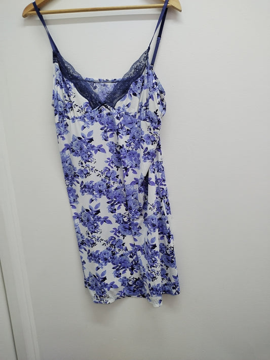 Nuisette à bretelles Secret Possessions blanche fleurie Taille XL