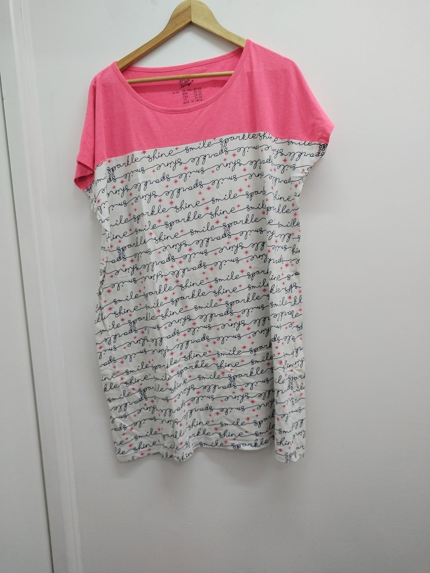 Chemise de nuit Love to Lounge rose et blanche à motifs Taille 50/52