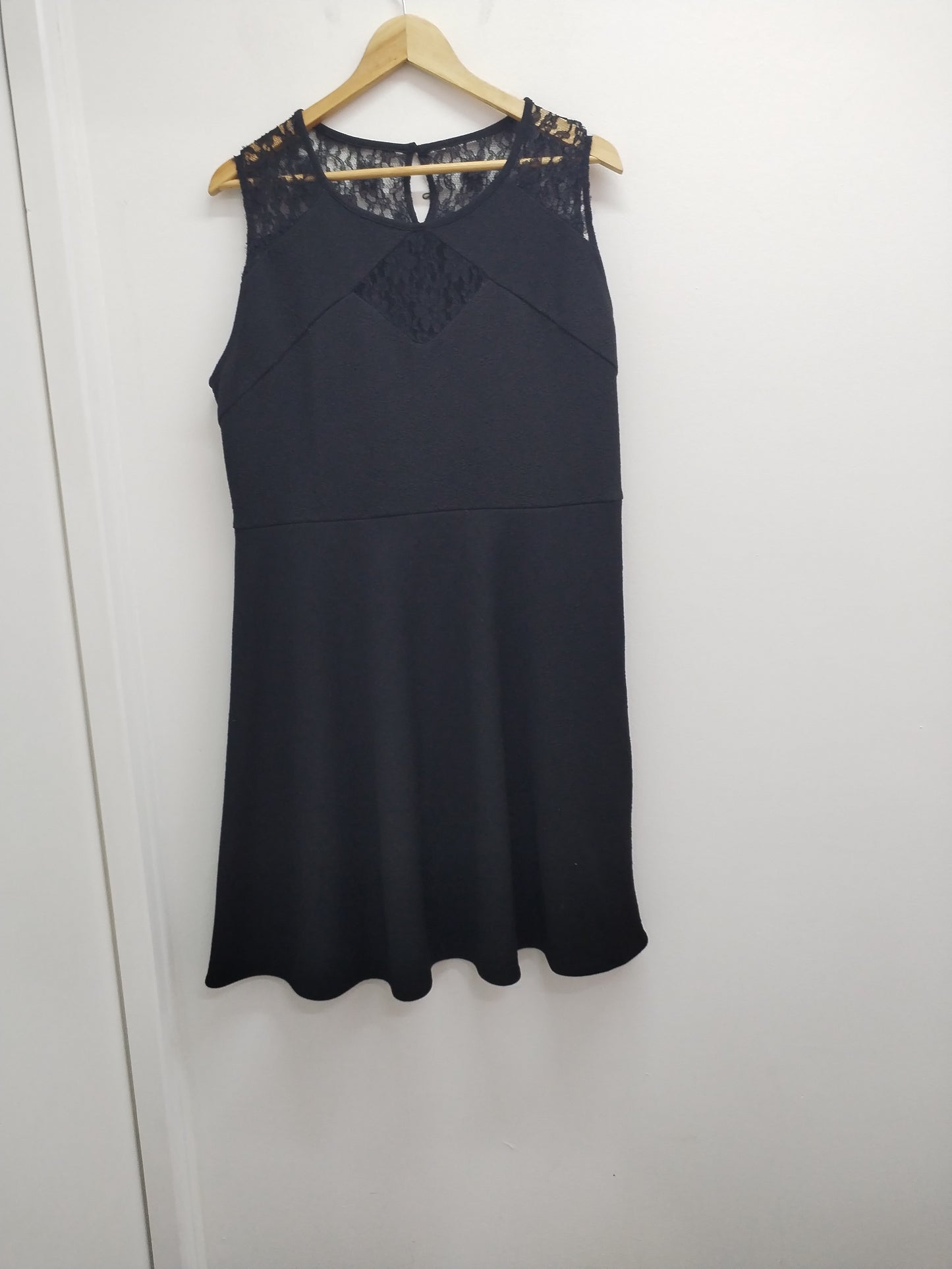 Robe sans manche noire avec dentelle Taille XL