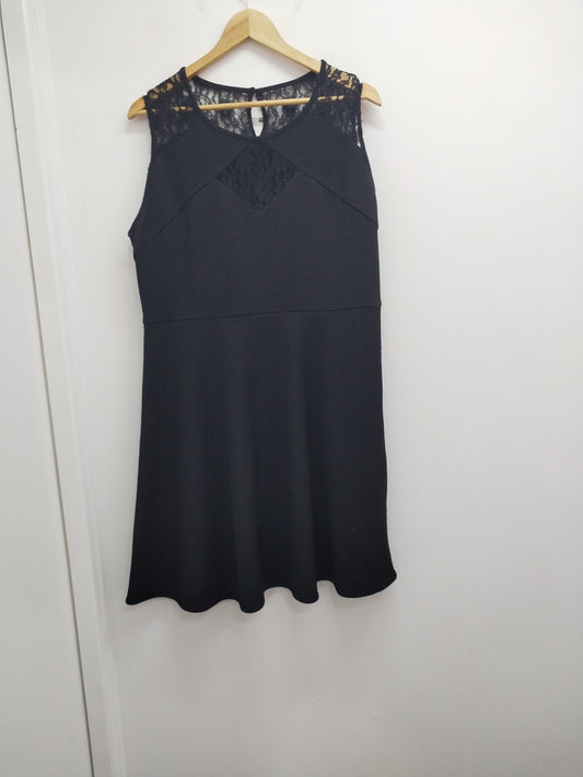 Robe sans manche noire avec dentelle Taille XL