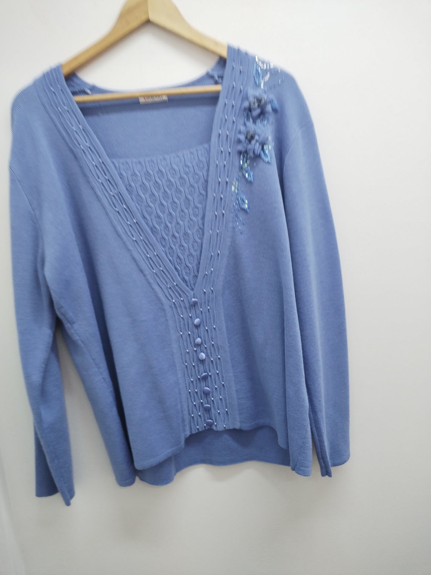 Pull Damart bleu avec broderie et perles Taille 50/52