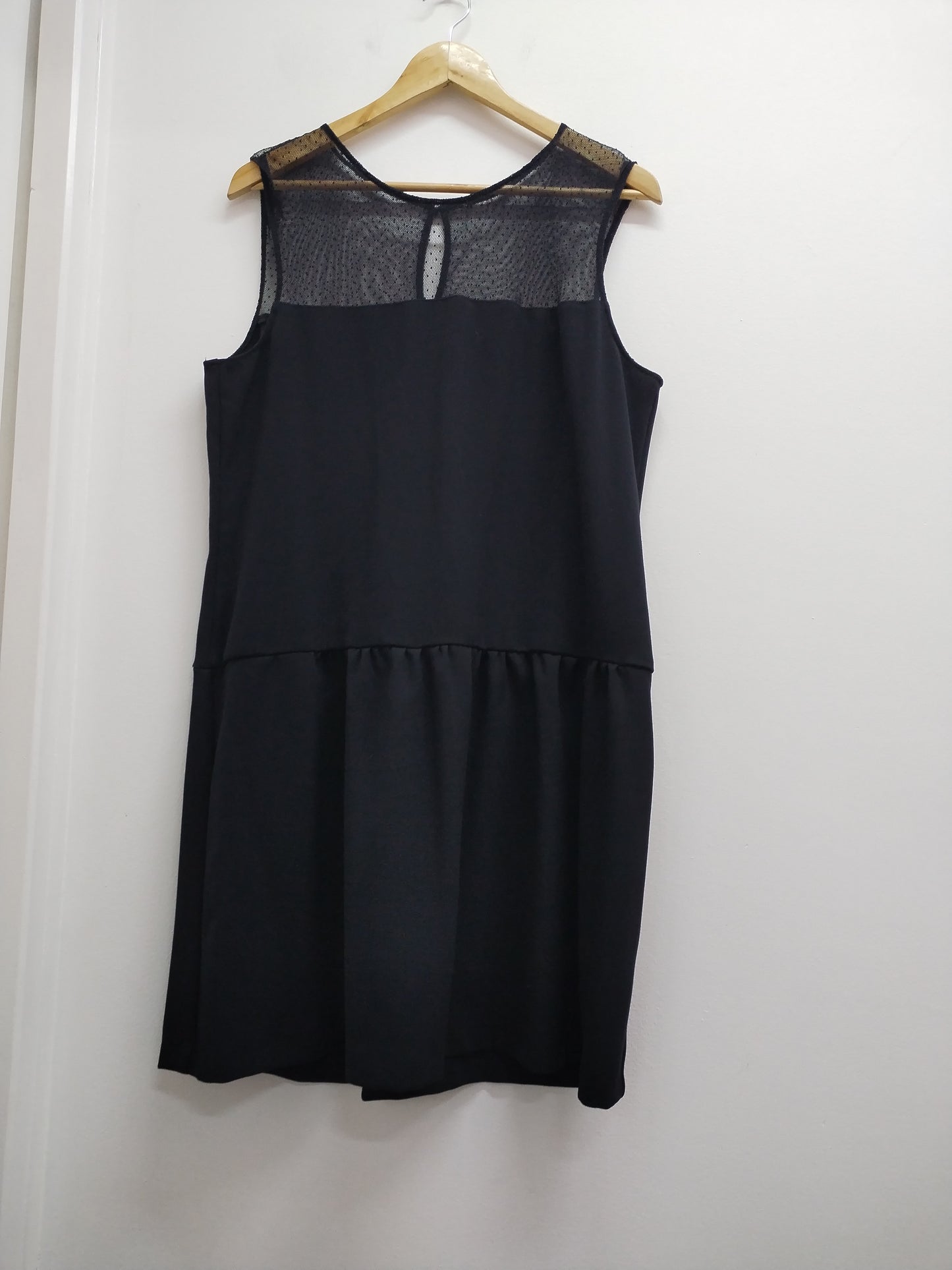 Robe sans manche noire avec dentelle Taille L