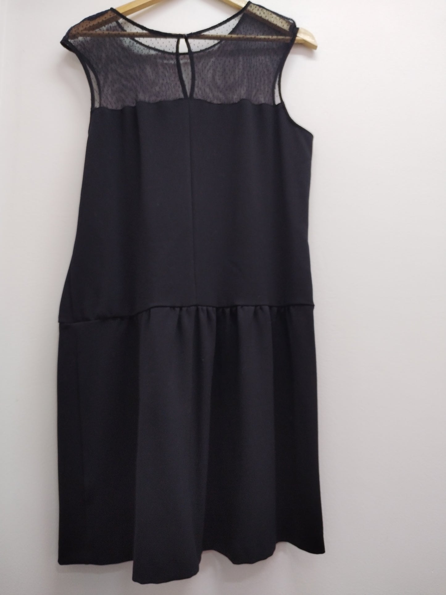 Robe sans manche noire avec dentelle Taille L