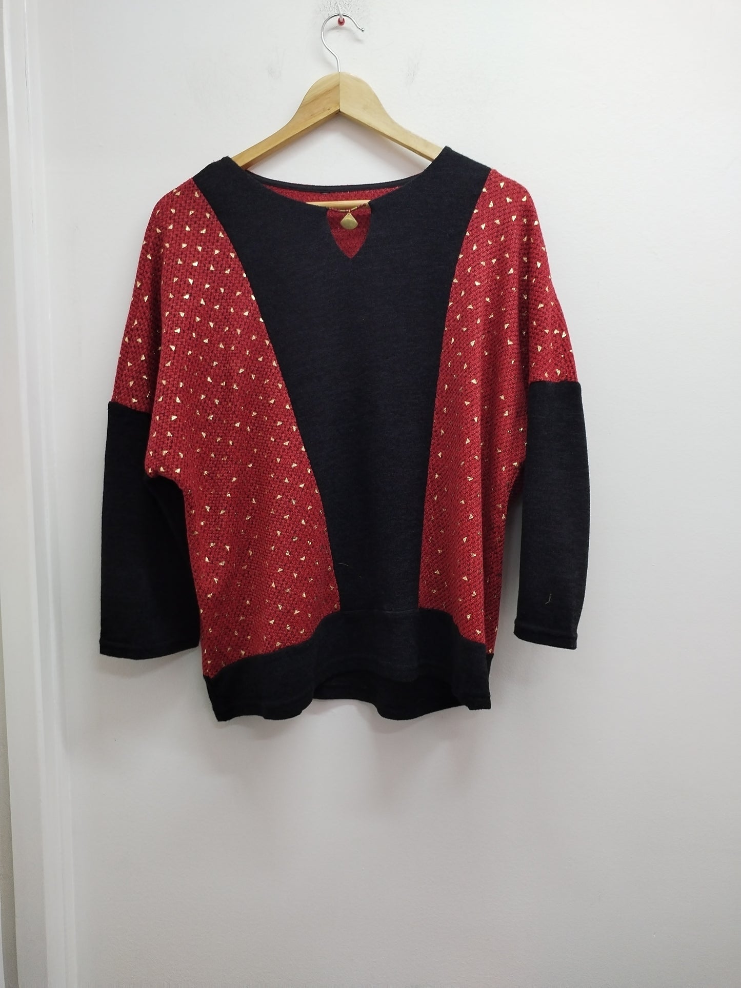 Pull manches 3/4 noir, rouge et doré Taille 2XL