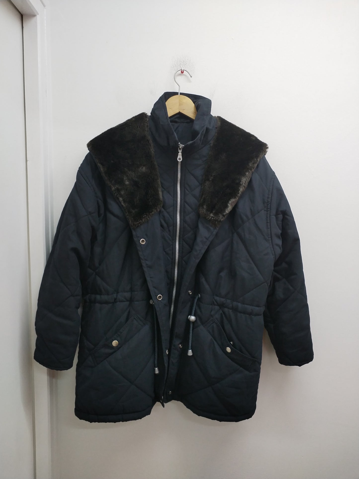 Doudoune avec capuche et fausse fourrure marine Taille XL