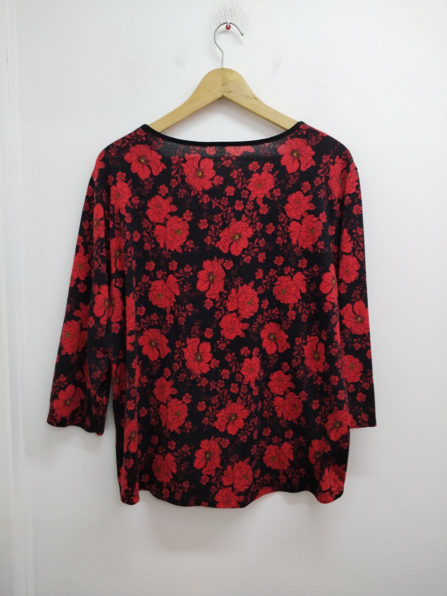 Pull fin manches 3/4 noir et rouge fleuri Taille XL