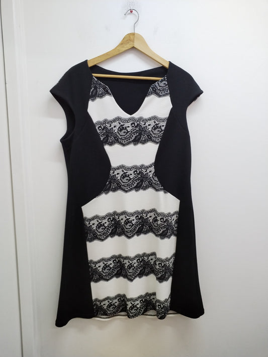 Robe manches courtes noire et blanche à motifs Taille L