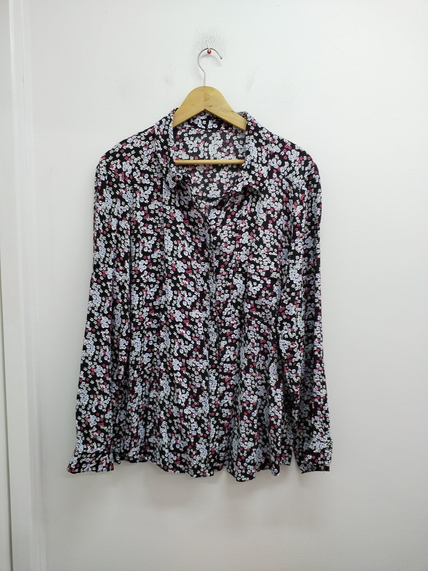 Chemise manches longues noire fleurie Taille L