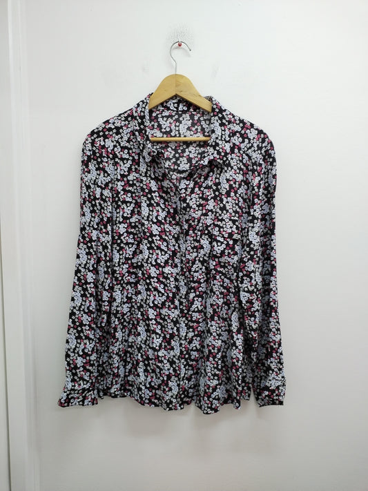 Chemise manches longues noire fleurie Taille L