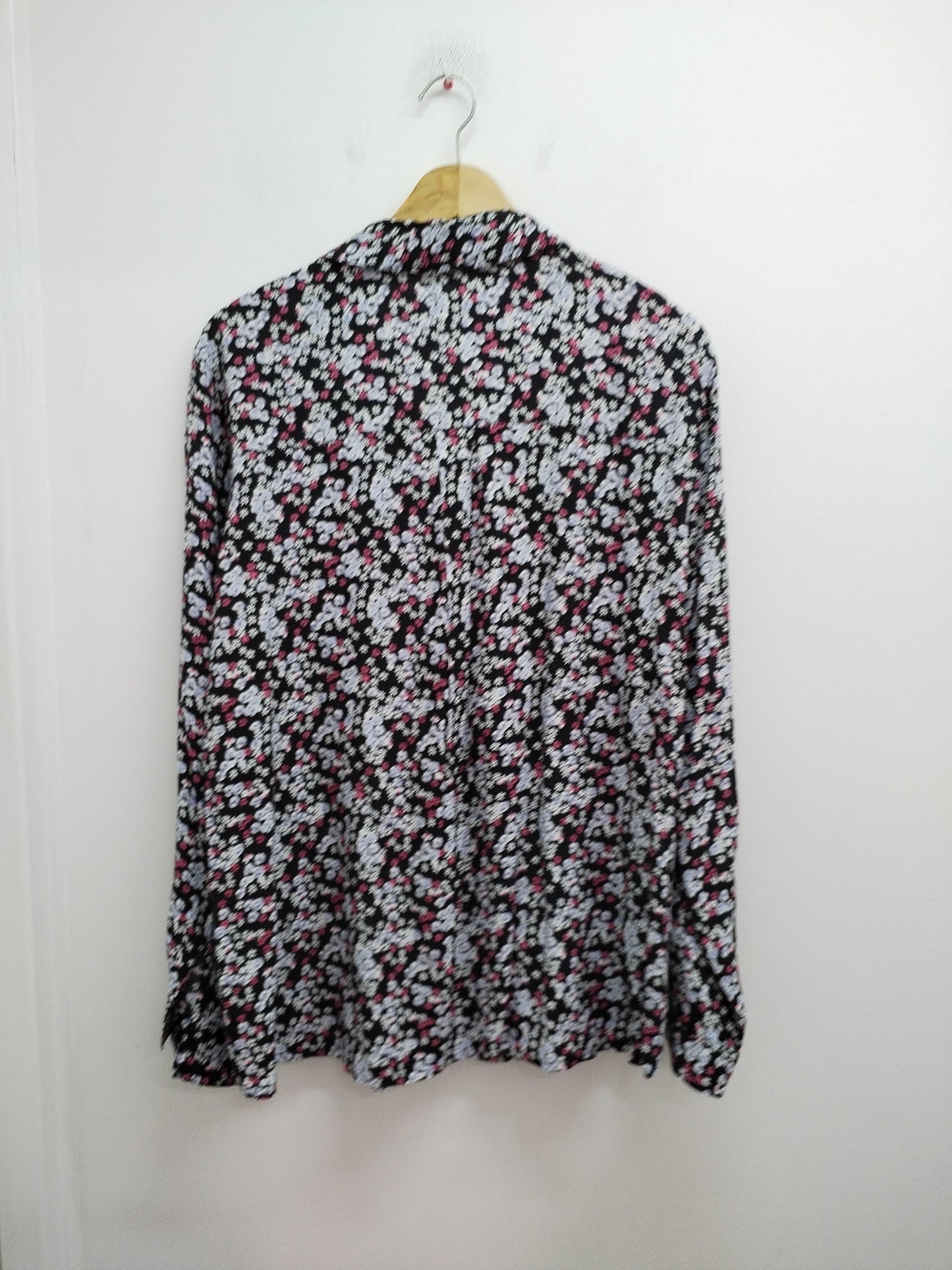 Chemise manches longues noire fleurie Taille L