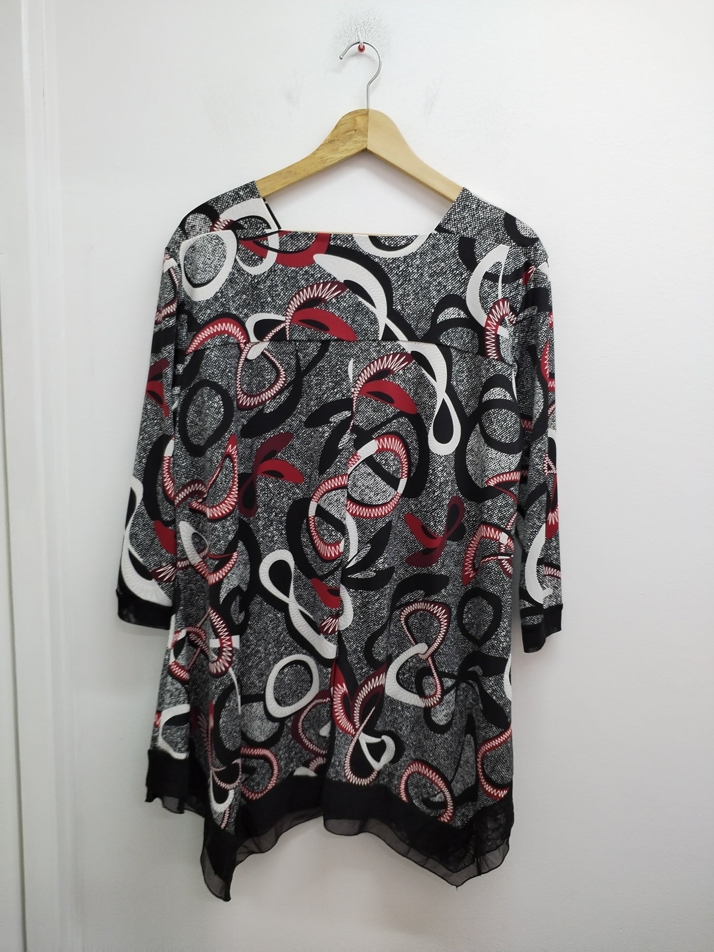 Robe tunique manches 3/4 noire, blanche et rouge imprimée Taille XL