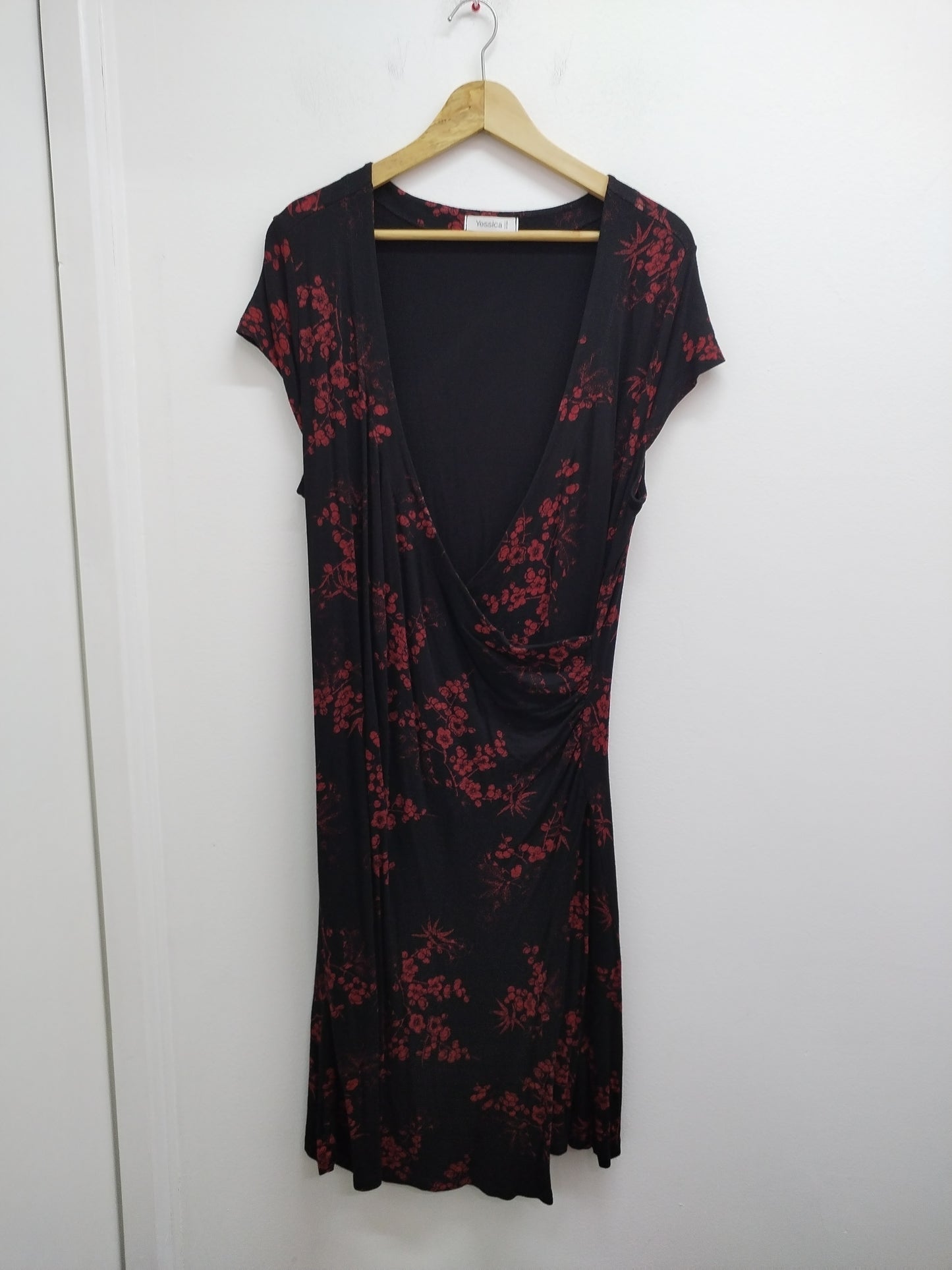 Robe manches courtes Yessica noire et rouge fleurie Taille L