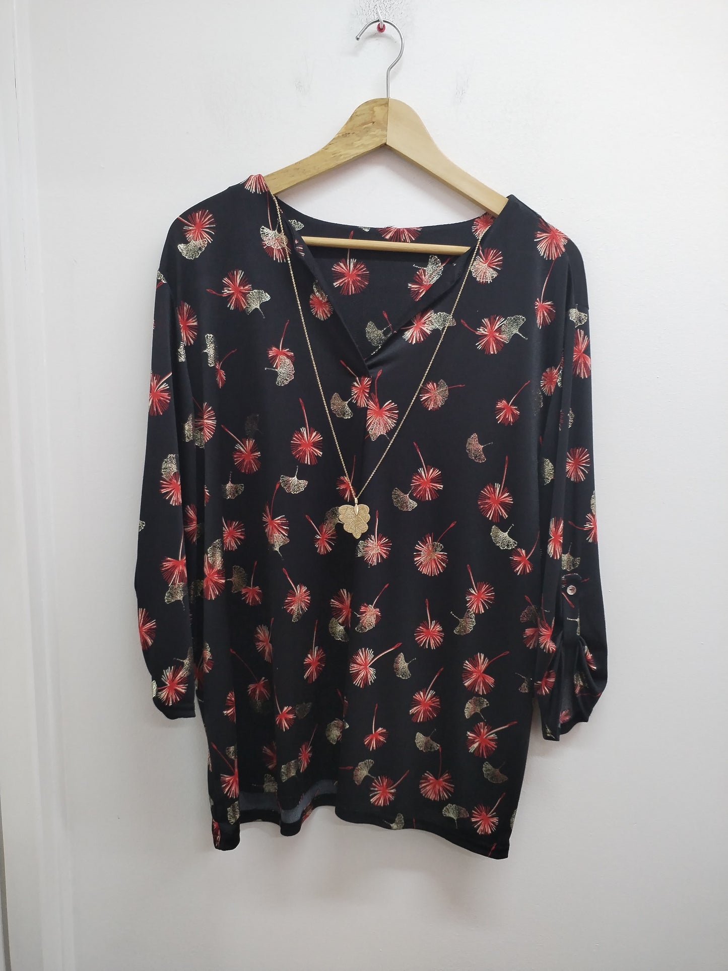 Tunique manches 3/4 noire fleurie avec collier Taille XL