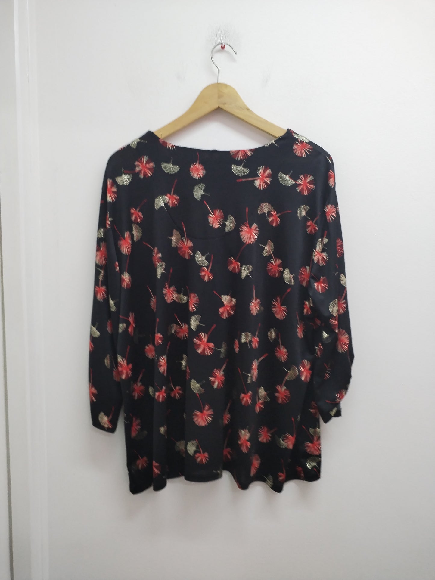 Tunique manches 3/4 noire fleurie avec collier Taille XL