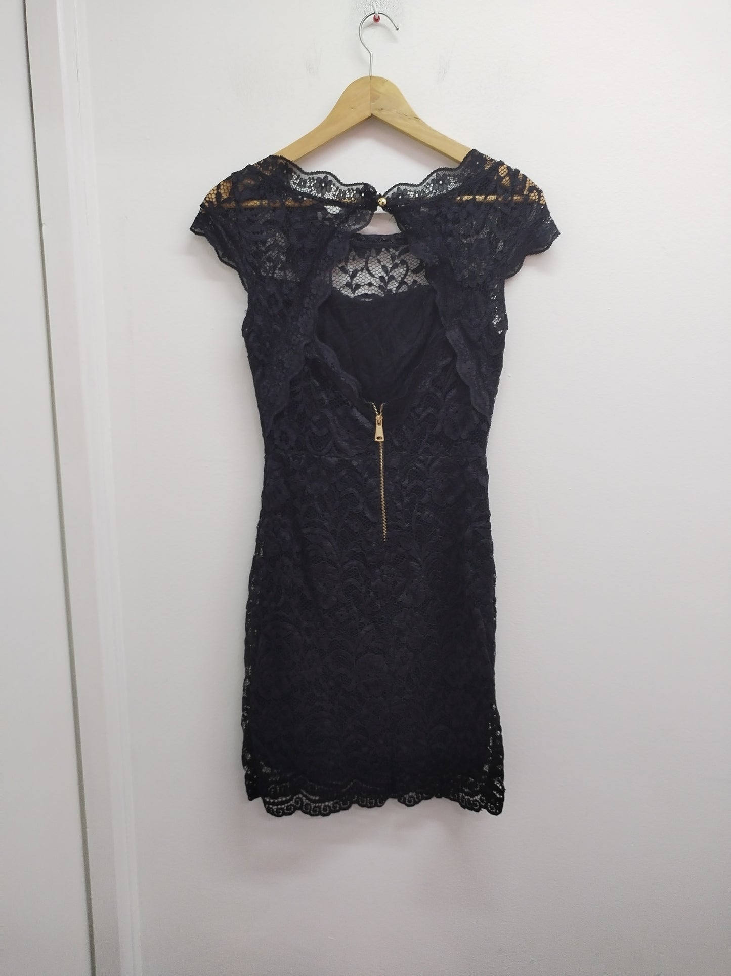 Robe manches courtes noire en dentelle Taille S/M