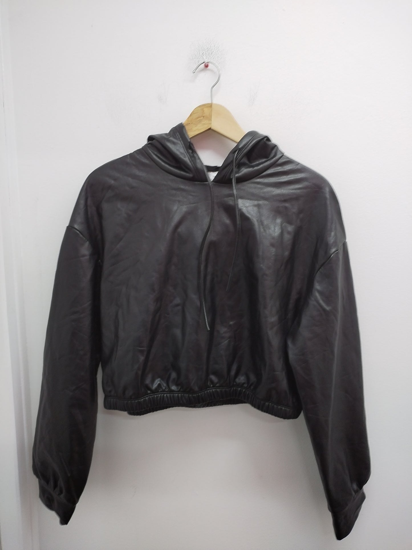 Sweat à capuche court en similicuir noir Taille M