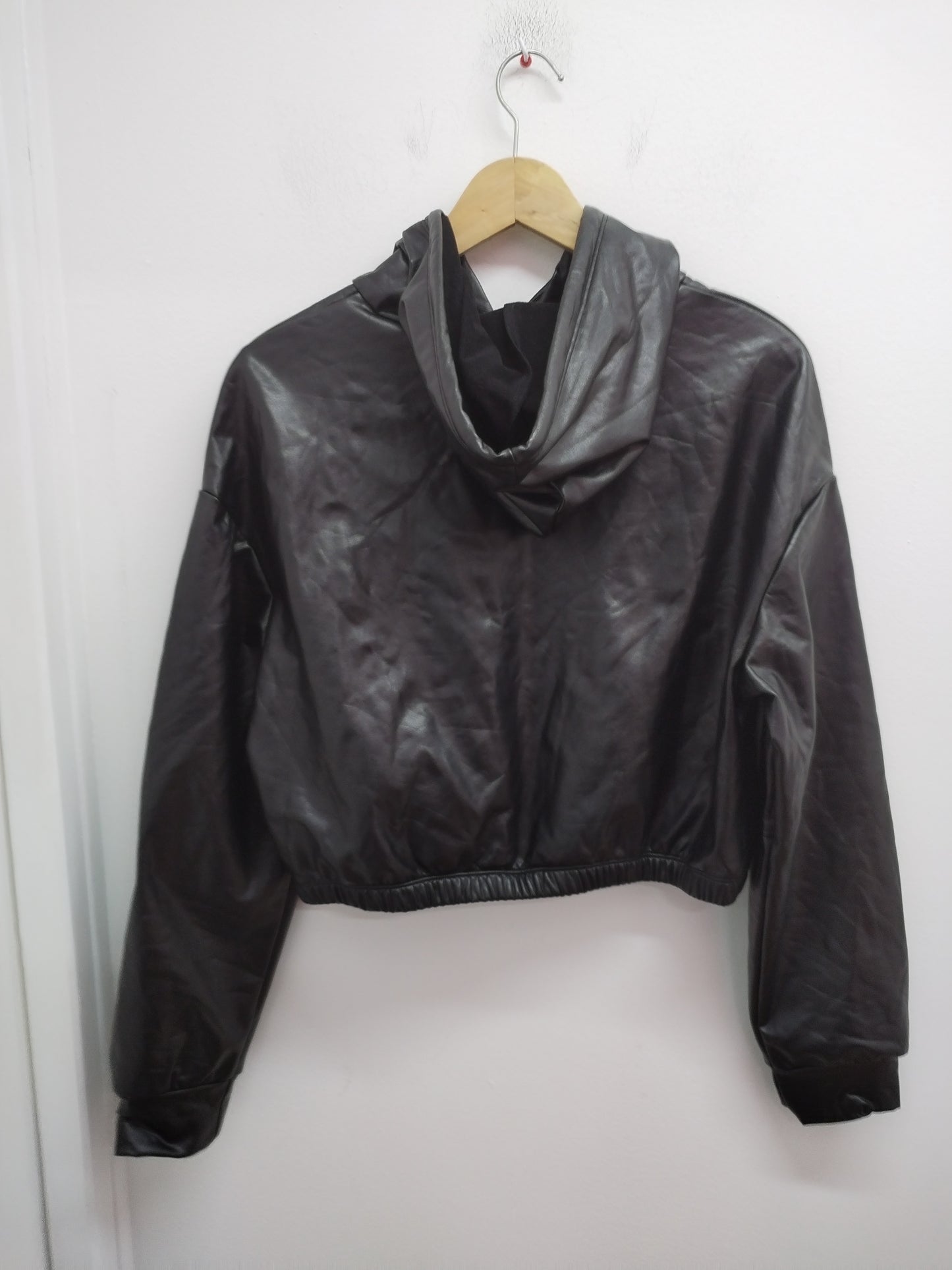 Sweat à capuche court en similicuir noir Taille M