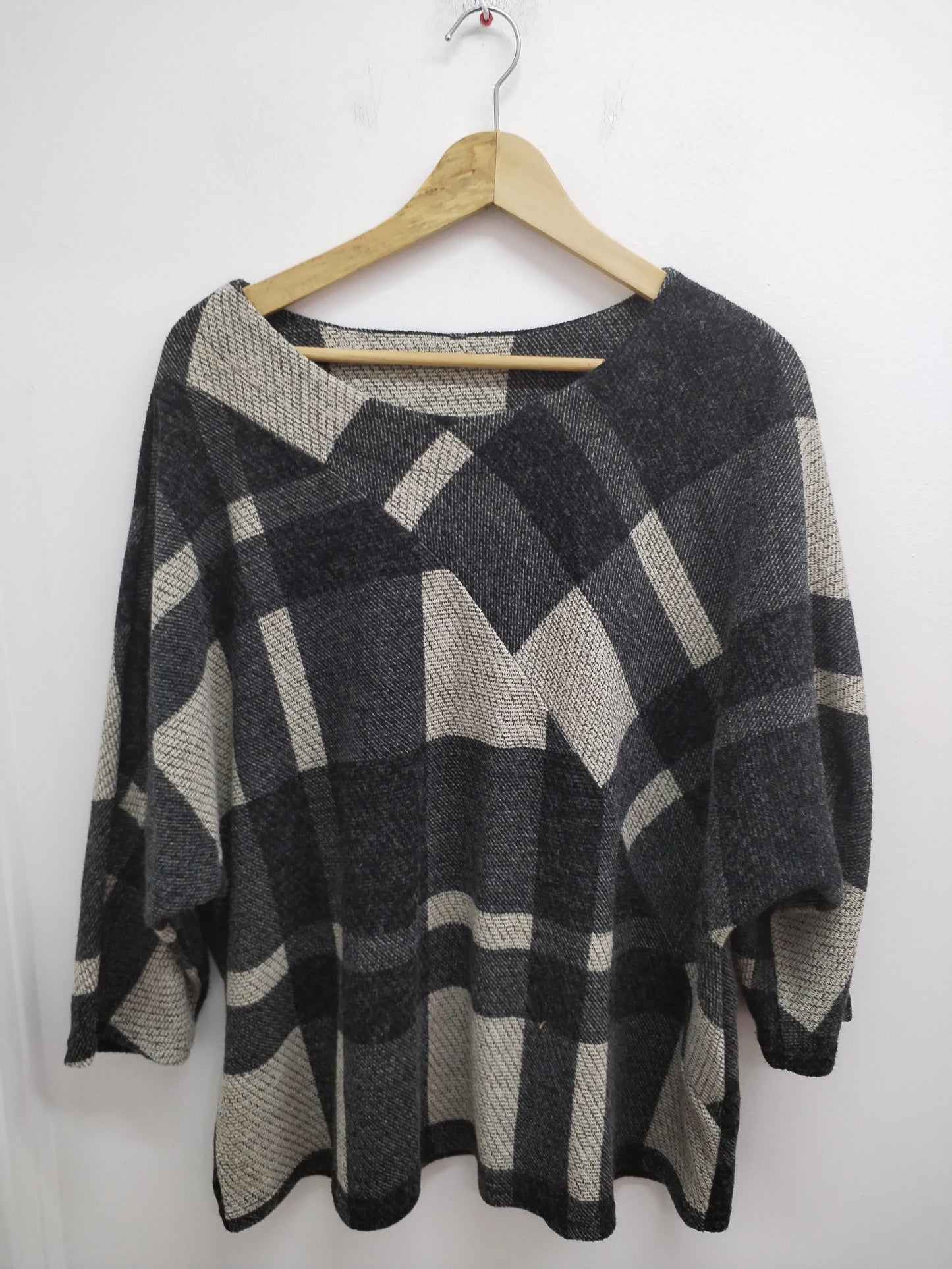 Pull manches 3/4 beige et noir à carreaux Taille 2XL/3XL