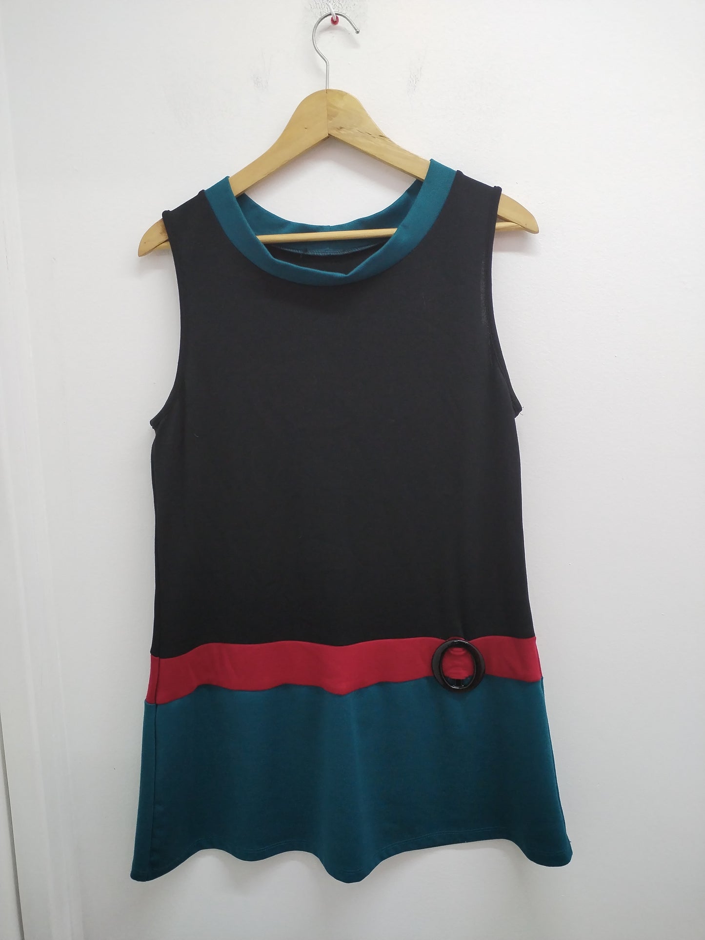Robe tunique sans manches noire, rouge et verte Taille M