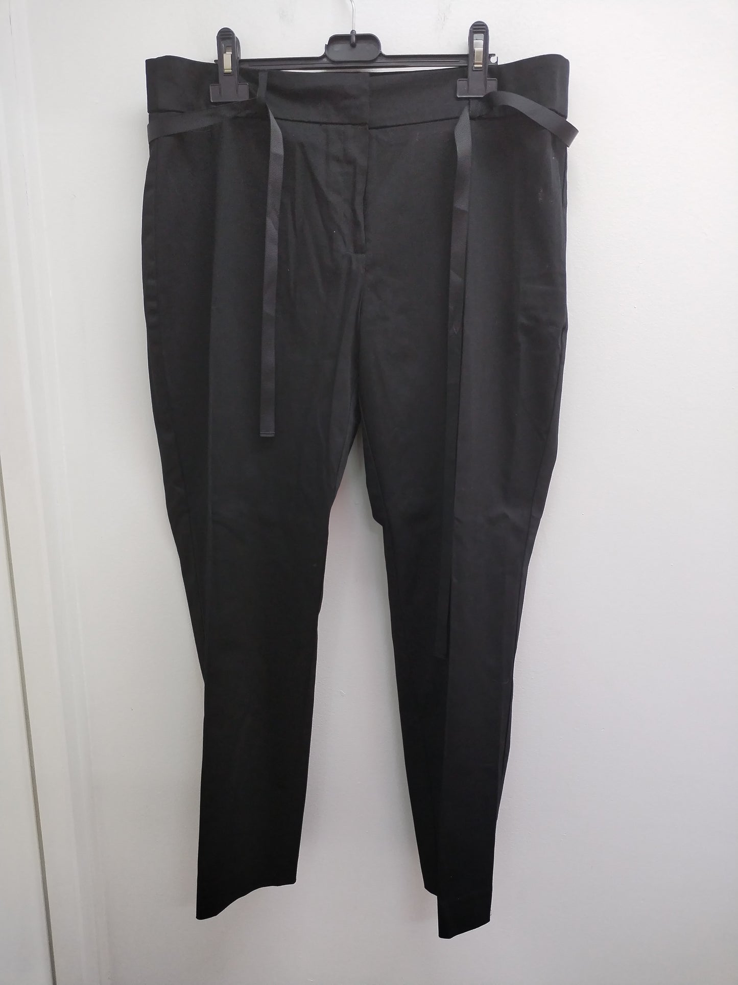 Pantalon avec ceinture Jacqueline Riu noir satiné Taille 44