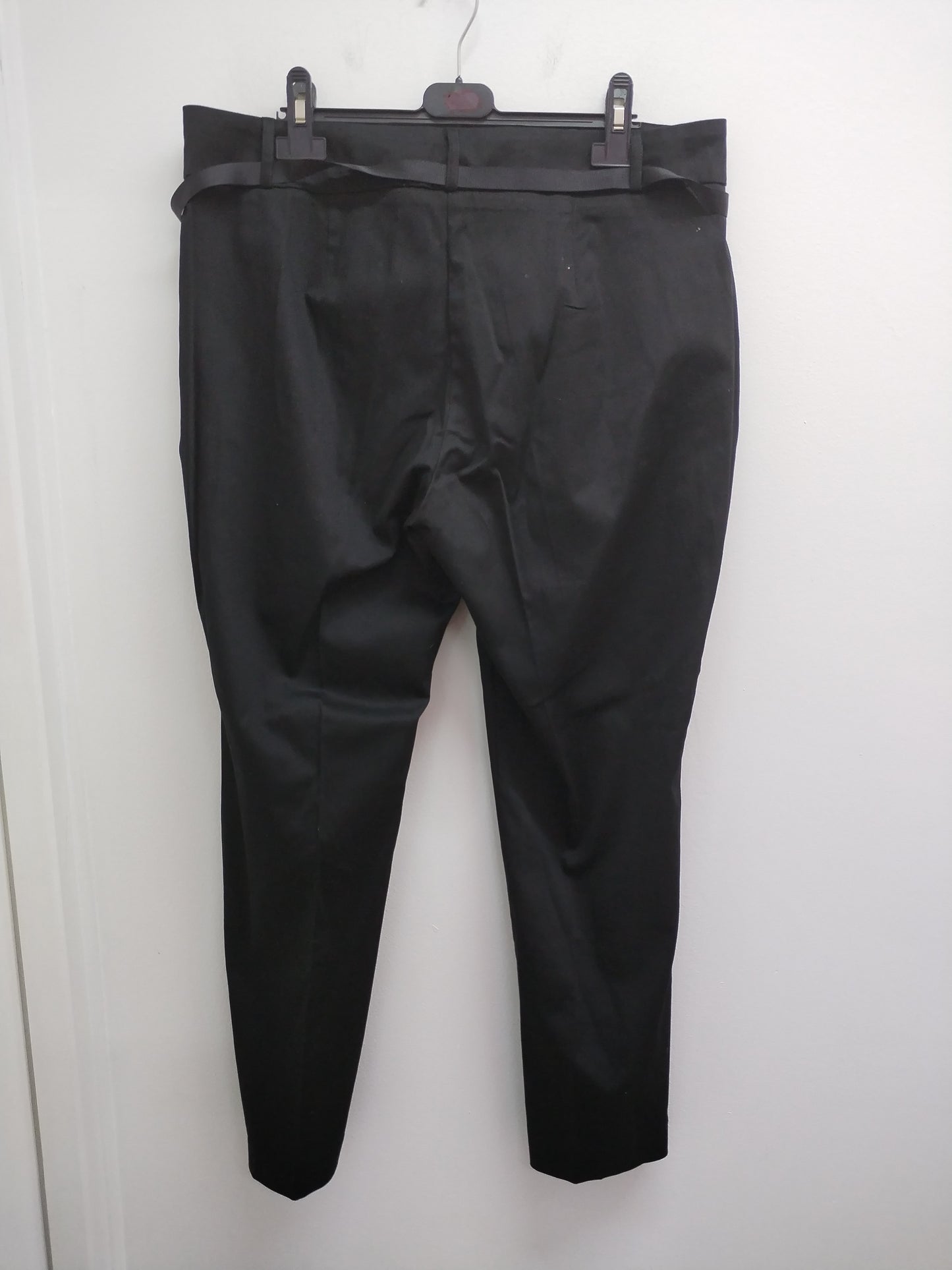 Pantalon avec ceinture Jacqueline Riu noir satiné Taille 44