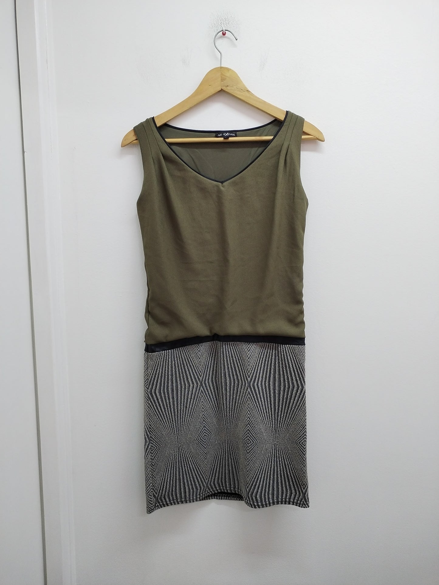 Robe sans manches No Excuse kaki et doré Taille 36