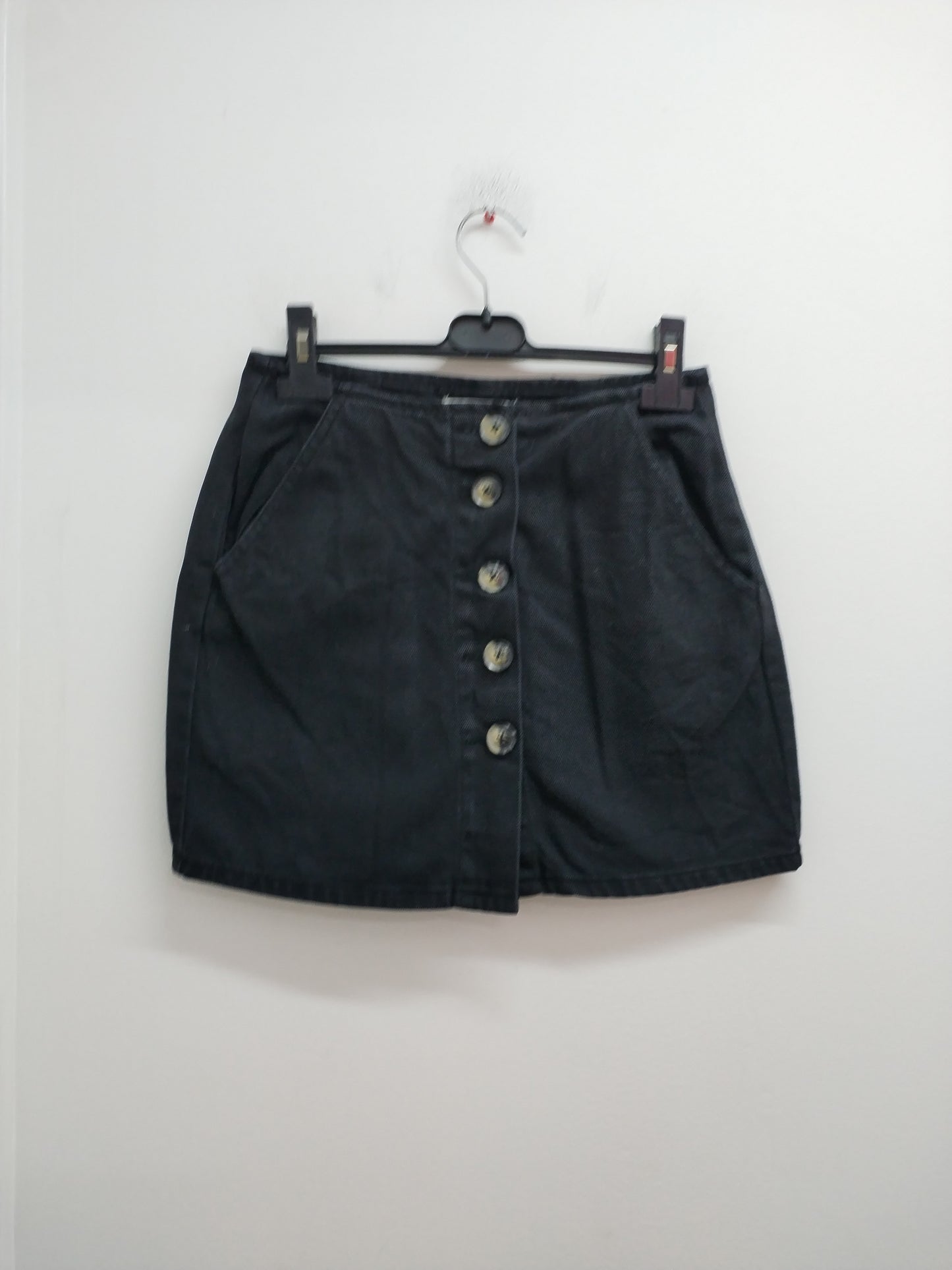 Jupe courte en jeans Pull & Bear noire avec boutons Taille 36