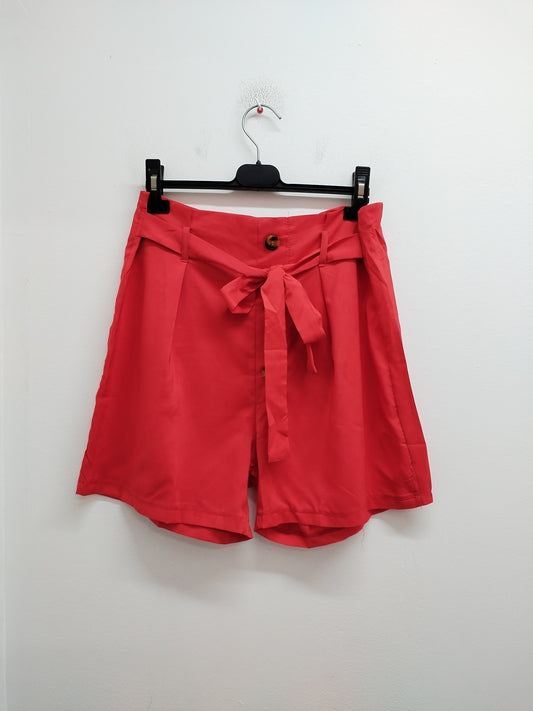 Short avec ceinture et boutons rouge Taille M