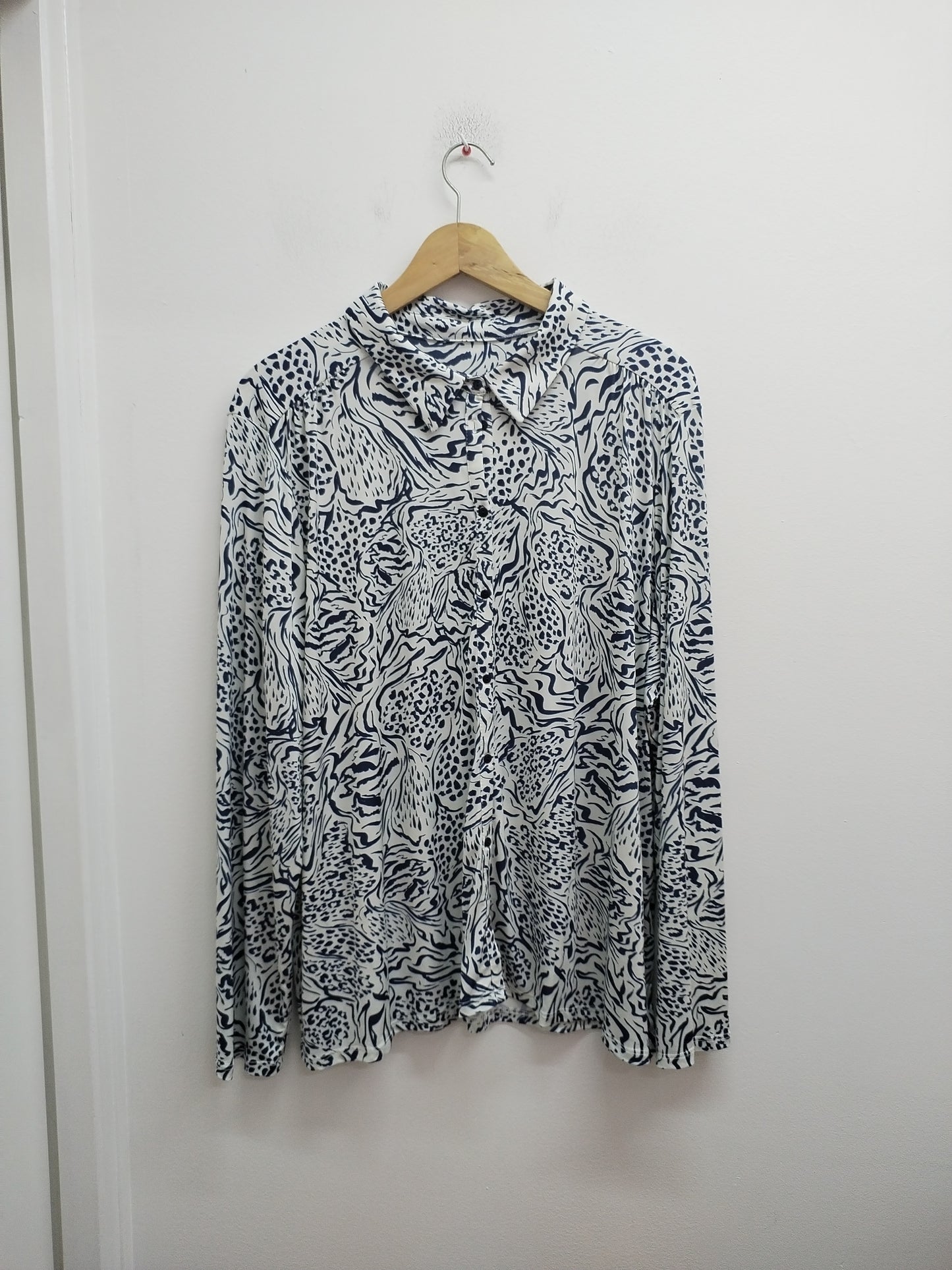 Chemise fluide manches longues blanches à motifs bleus Taille 3XL