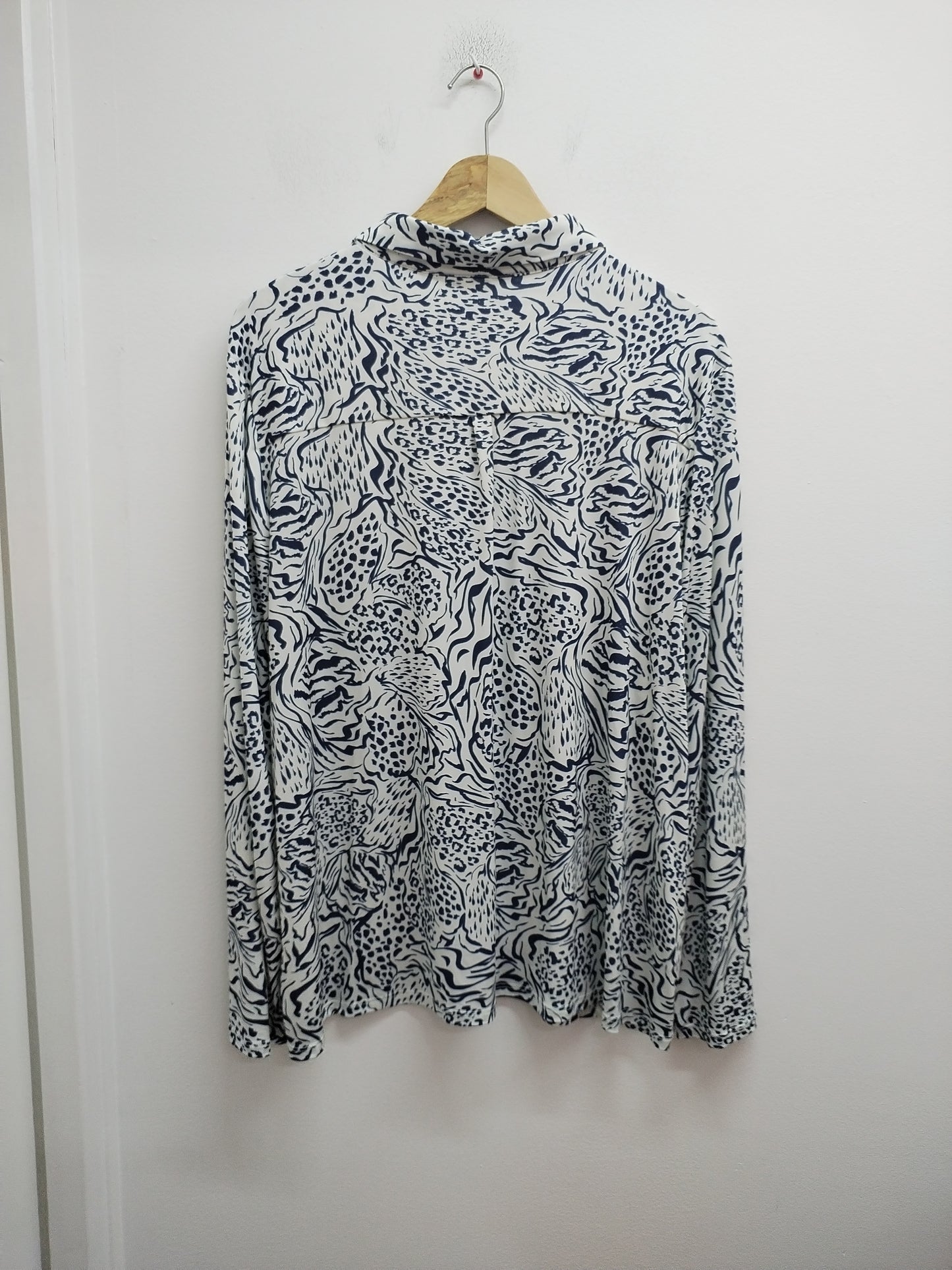 Chemise fluide manches longues blanches à motifs bleus Taille 3XL