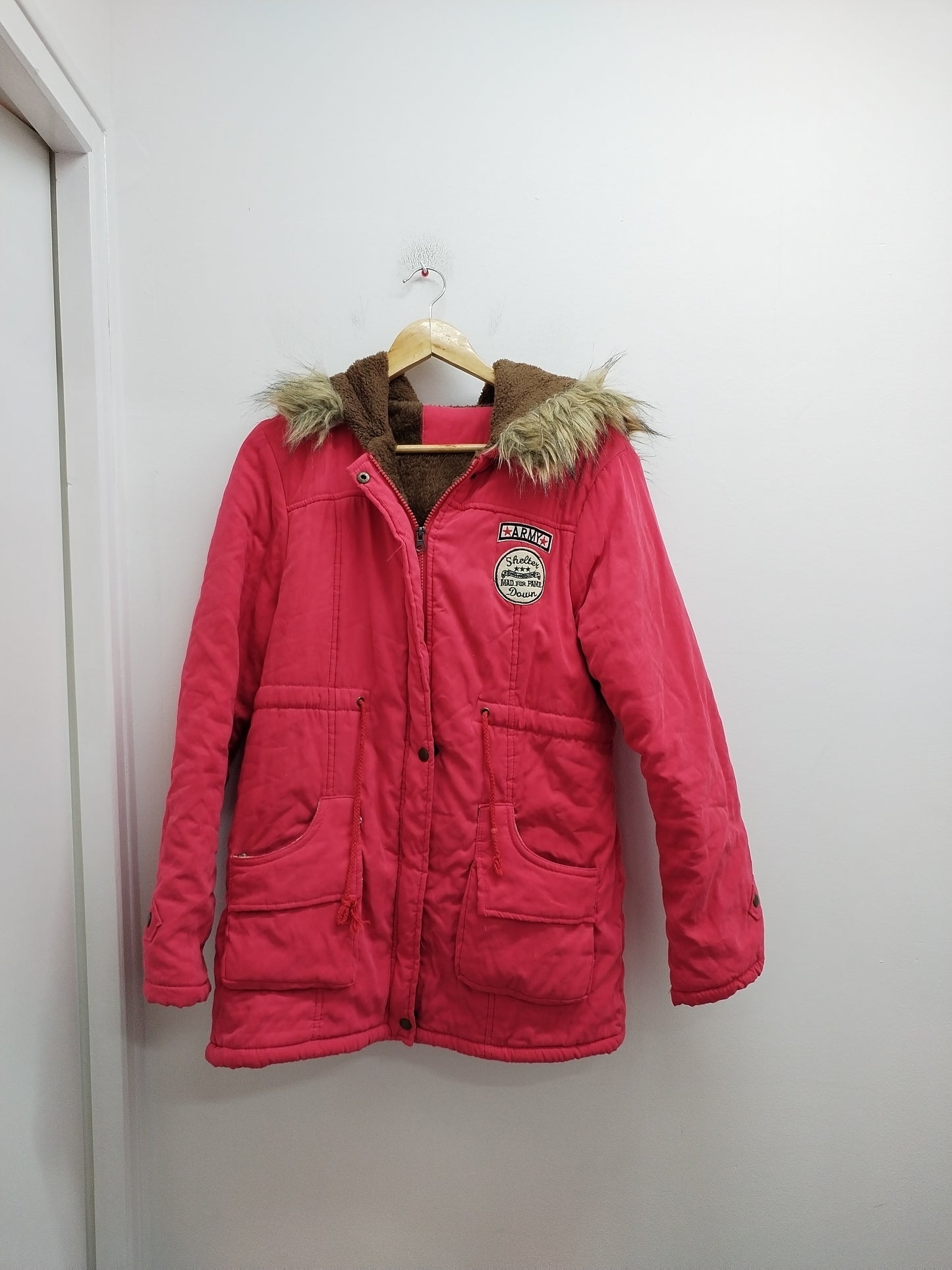 Manteau fourré avec capuche rouge Taille L