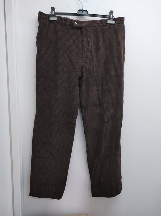 Pantalon en velours côtelé marron Taille 48