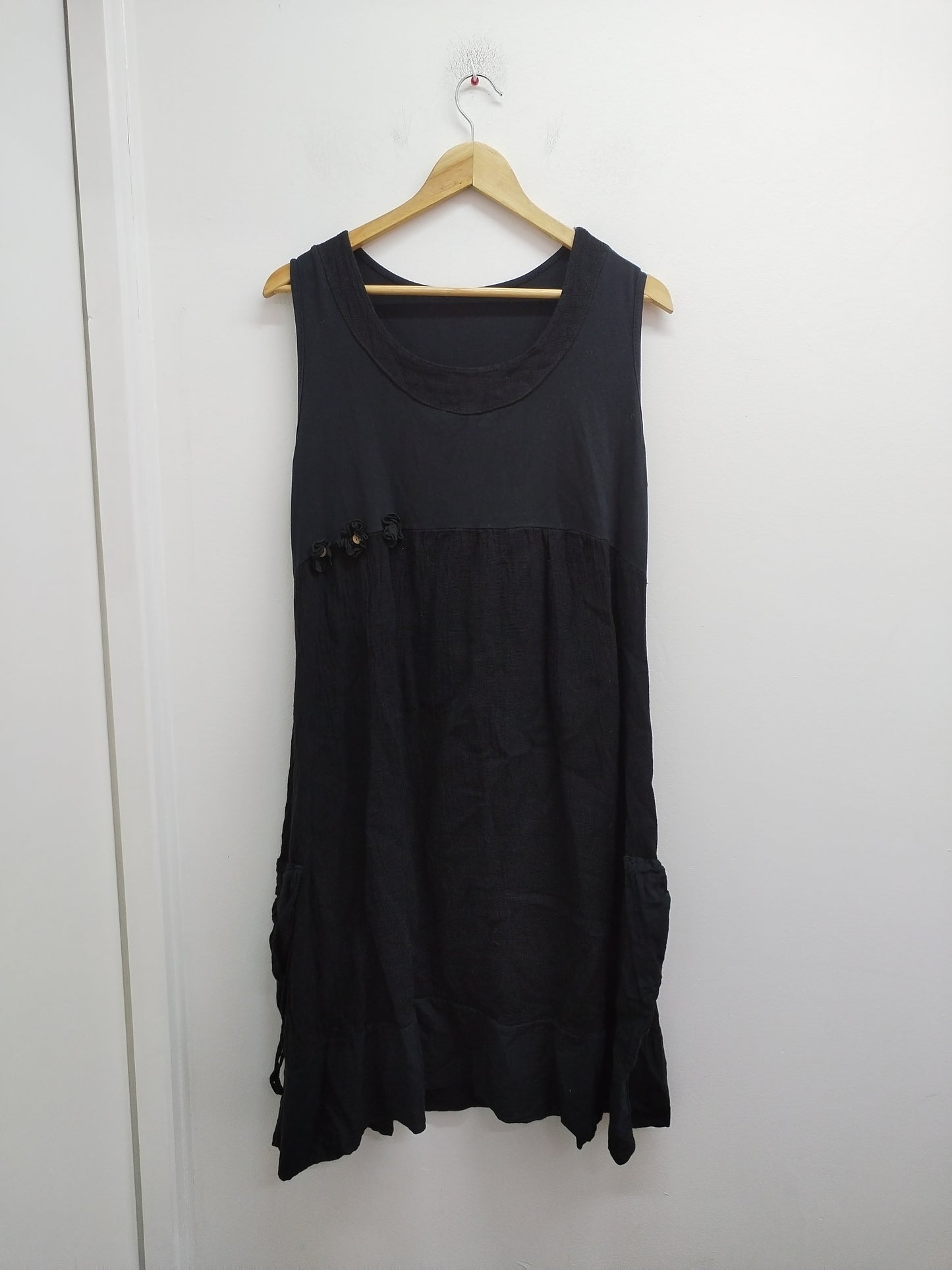 Robe sans manches noire avec broderie Taille XL