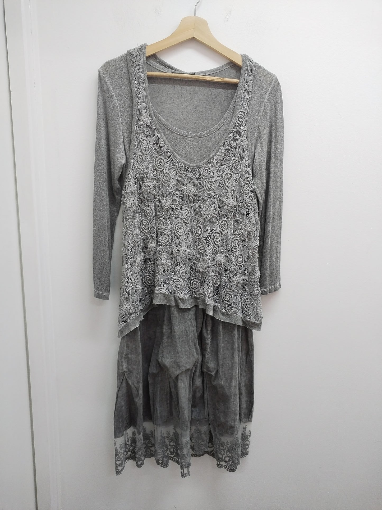 Robe manches longues Made in Italy grise avec dentelle Taille M