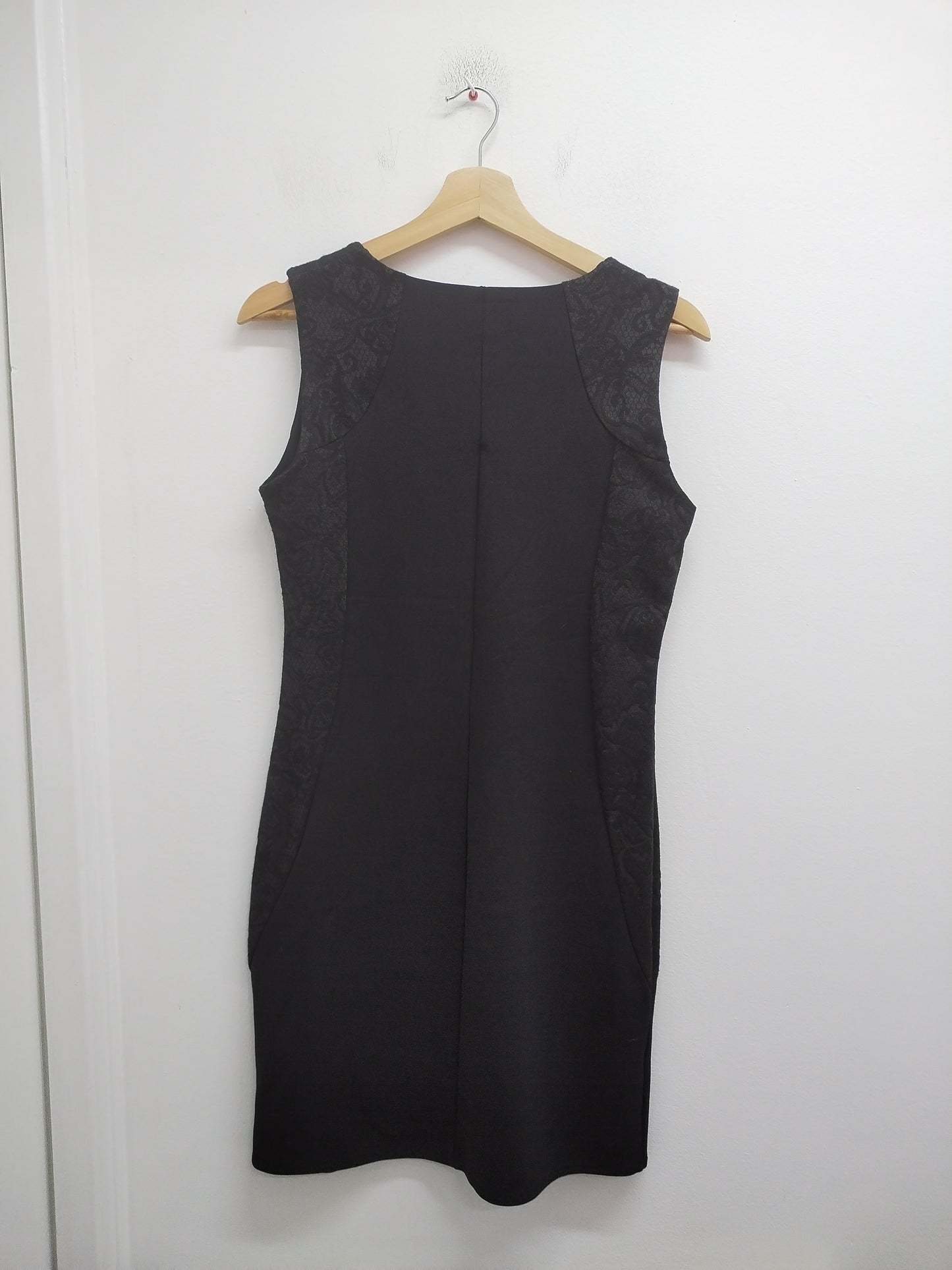 Robe sans manches noire avec motifs Taille M
