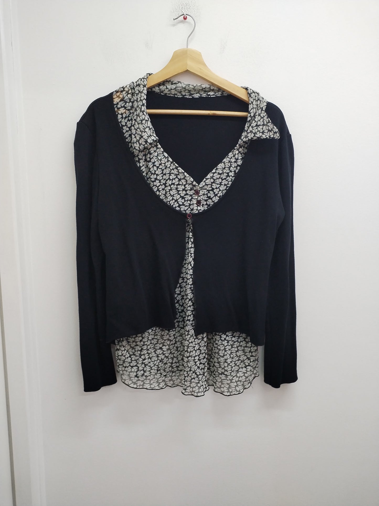 Pull noir avec col chemise fleuri Taille M