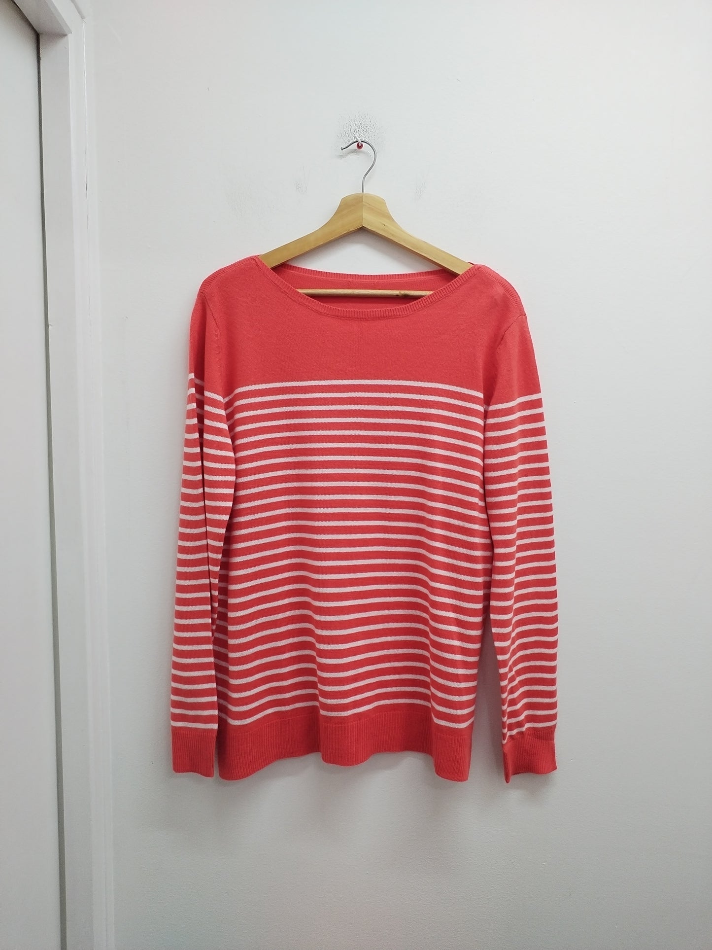Pull fin rayé blanc et corail Taille L