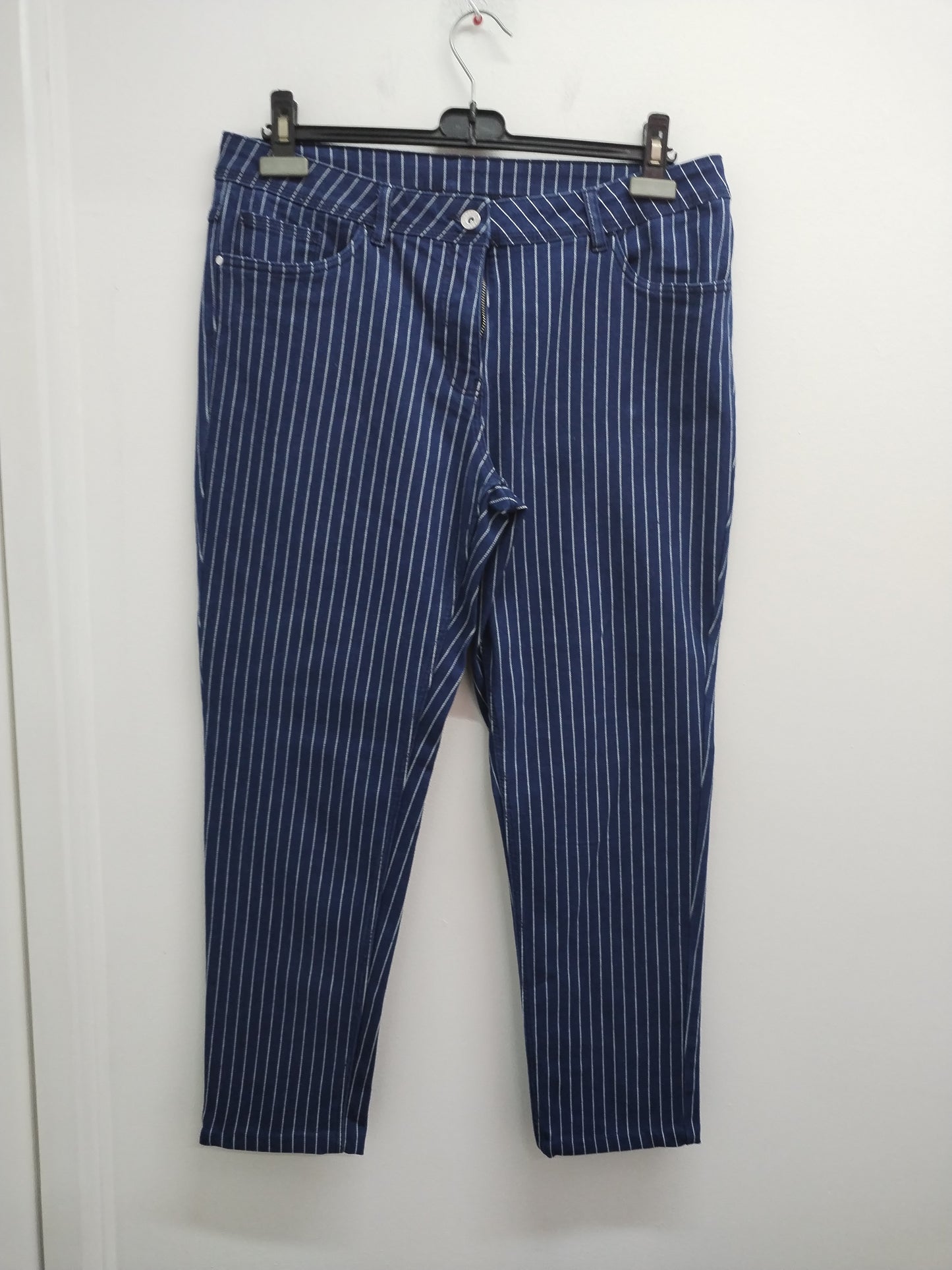 Jeans bleu à rayures blanches Taille 46