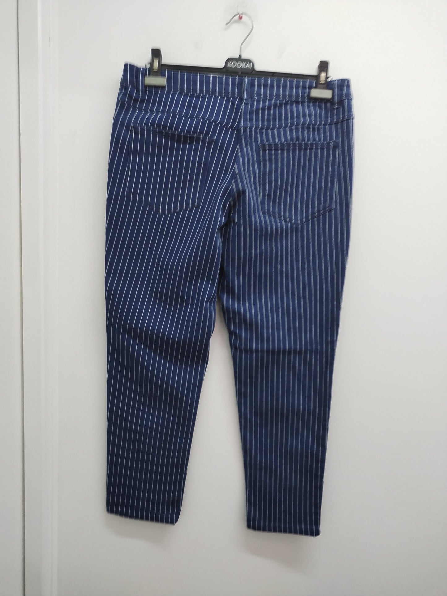Jeans bleu à rayures blanches Taille 46