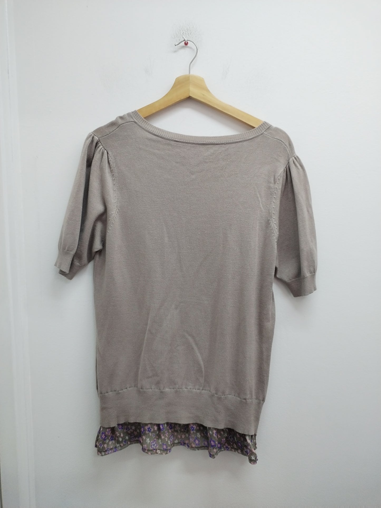 Pull fin manches courtes beige foncé et fleuri Taille M