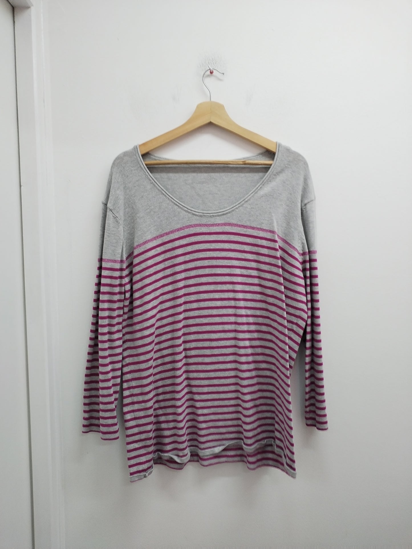 Pull fin gris à rayures roses Taille XL