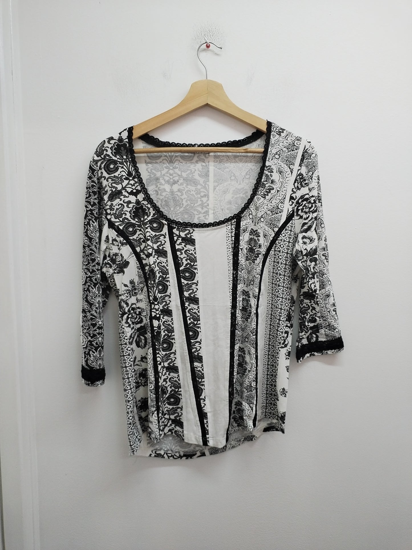 Tunique manches 3/4 noire et blanche à motifs avec dentelle Taille M